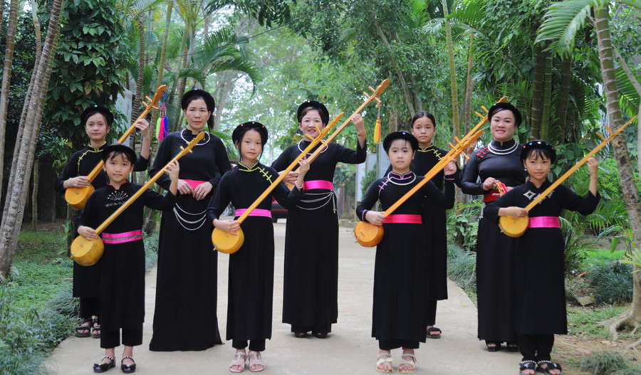 Cô và trò trường PTDTBT TH&THCS Thanh Tương biểu diễn hát then.