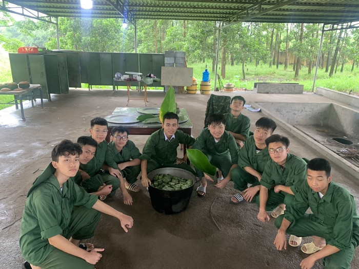 Chương trình "chúng em học làm chiến sĩ" đã mang đến nhiều trải nghiệm thú vị cho các em thanh thiếu nhi. Chương trình "chúng em học làm chiến sĩ" đã mang đến nhiều trải nghiệm thú vị cho các em thanh thiếu nhi.