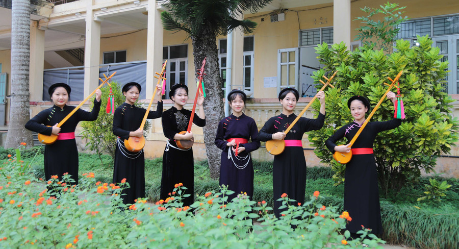 CLB hát then, đàn tính trường PTDTBT THCS Năng Khả.