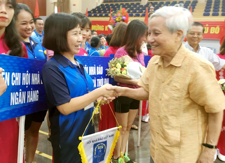 Nhà báo lão thành Hà Đăng, nguyên Trưởng ban Tư tưởng - Văn hóa Trung ương (nay là Ban Tuyên giáo Trung ương) trao cờ lưu niệm và tặng hoa tập thể đội bóng bàn Báo Giáo dục và Thời đai tại lễ khai mạc