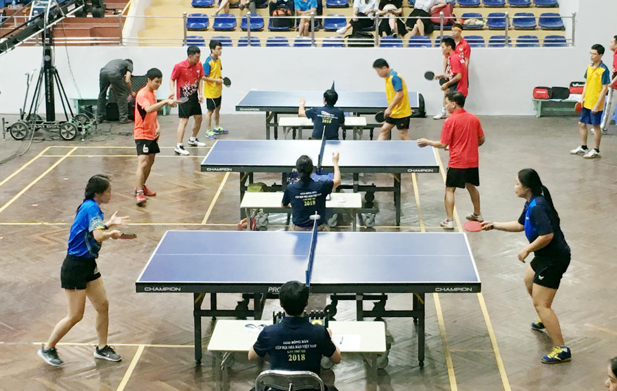 Mở đầu ngày thi đấu đầu tiên, nội đồng đội nữ và đơn nữ của đội Báo Giáo dục và Thời đại đã giành chiến thắng giòn giã trước các đối thủ mạnh Mở đầu ngày thi đấu đầu tiên, nội đồng đội nữ và đơn nữ của đội Báo Giáo dục và Thời đại đã giành chiến thắng giòn giã trước các đối thủ mạnh