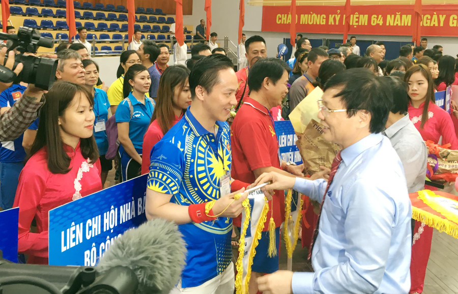 Nhà báo Hồ Quang Lợi - Phó chủ tịch Thường trực Hội Nhà báo Việt Nam, Trưởng ban tổ chức giải trao cờ lưu niệm và tặng hoa các đội tham gia giải Nhà báo Hồ Quang Lợi - Phó chủ tịch Thường trực Hội Nhà báo Việt Nam, Trưởng ban tổ chức giải trao cờ lưu niệm và tặng hoa các đội tham gia giải