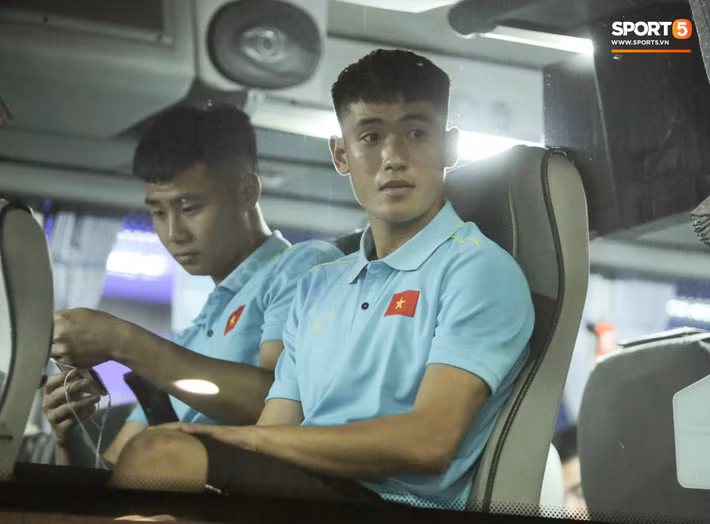 Tuyển Việt Nam đã tới Thái Lan: Mọt sách Tuấn Anh giữa rừng smartphone - Ảnh 7.