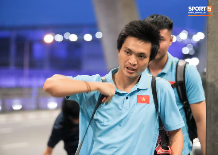 Tuyển Việt Nam đã tới Thái Lan: Mọt sách Tuấn Anh giữa “rừng” smartphone ảnh 6