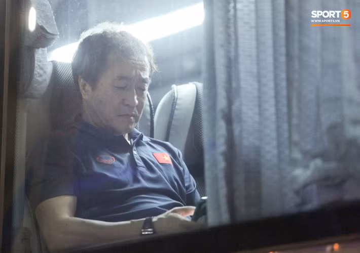 Tuyển Việt Nam đã tới Thái Lan: Mọt sách Tuấn Anh giữa “rừng” smartphone ảnh 16