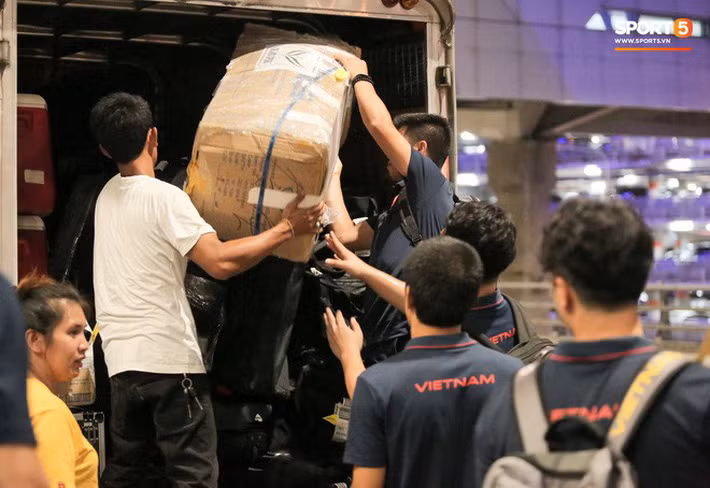 Tuyển Việt Nam đã tới Thái Lan: Mọt sách Tuấn Anh giữa “rừng” smartphone ảnh 21