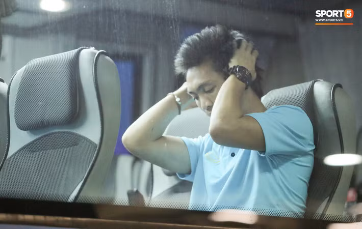 Tuyển Việt Nam đã tới Thái Lan: Mọt sách Tuấn Anh giữa “rừng” smartphone ảnh 3