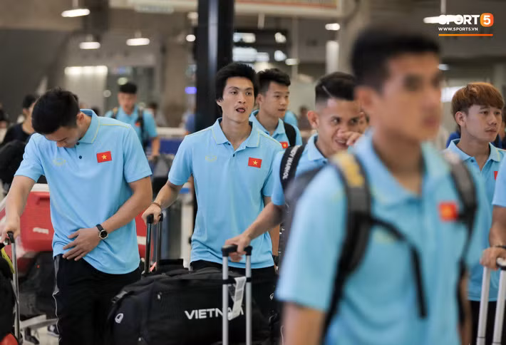 Tuyển Việt Nam đã tới Thái Lan: Mọt sách Tuấn Anh giữa rừng smartphone - Ảnh 1.