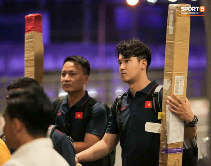Tuyển Việt Nam đã tới Thái Lan: Mọt sách Tuấn Anh giữa “rừng” smartphone ảnh 19 Tuyển Việt Nam đã tới Thái Lan: Mọt sách Tuấn Anh giữa “rừng” smartphone ảnh 19