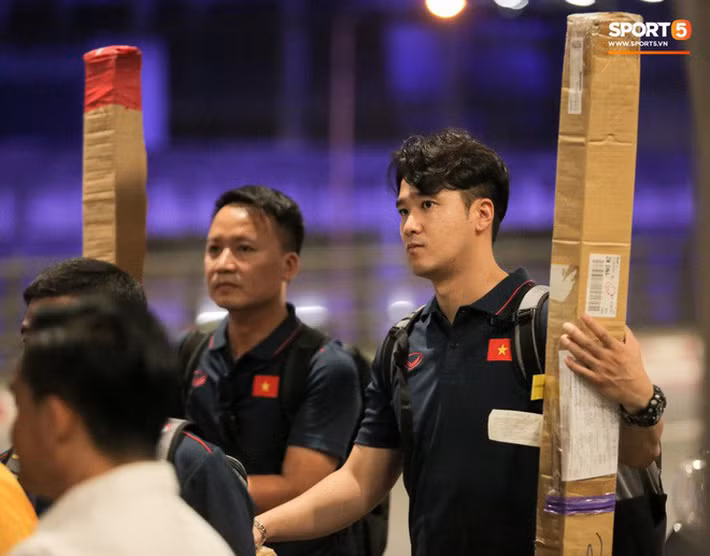 Tuyển Việt Nam đã tới Thái Lan: Mọt sách Tuấn Anh giữa “rừng” smartphone ảnh 19