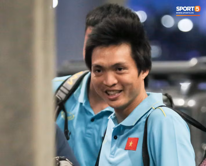 Tuyển Việt Nam đã tới Thái Lan: Mọt sách Tuấn Anh giữa “rừng” smartphone ảnh 7