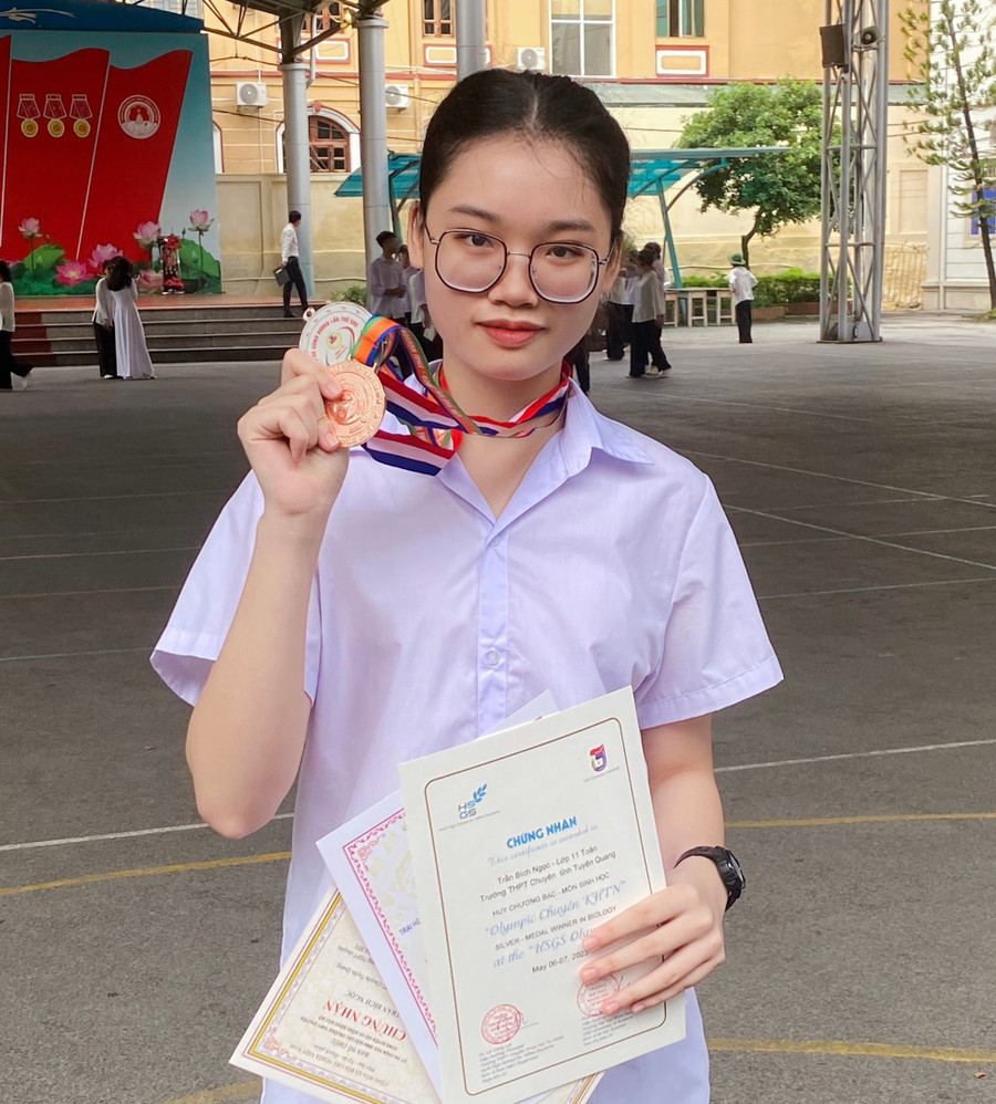 Ngọc đã được Trường THPT Chuyên Tuyên Quang lựa chọn tham gia nhiều cuộc thi, kỳ thi chọn học sinh giỏi và đạt được nhiều giải cao. Ngọc đã được Trường THPT Chuyên Tuyên Quang lựa chọn tham gia nhiều cuộc thi, kỳ thi chọn học sinh giỏi và đạt được nhiều giải cao.