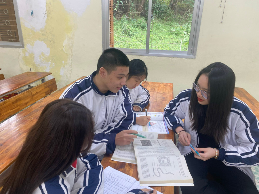 Trần Bích Ngọc và các bạn trong giờ ôn luyện. Trần Bích Ngọc và các bạn trong giờ ôn luyện.