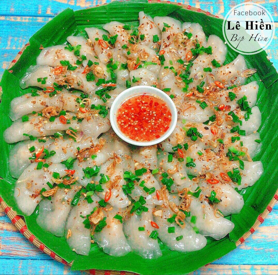  Nghỉ dịch, mẹ đảm trổ tài làm bánh bột lọc, cả nhà gắp không ngừng đũa