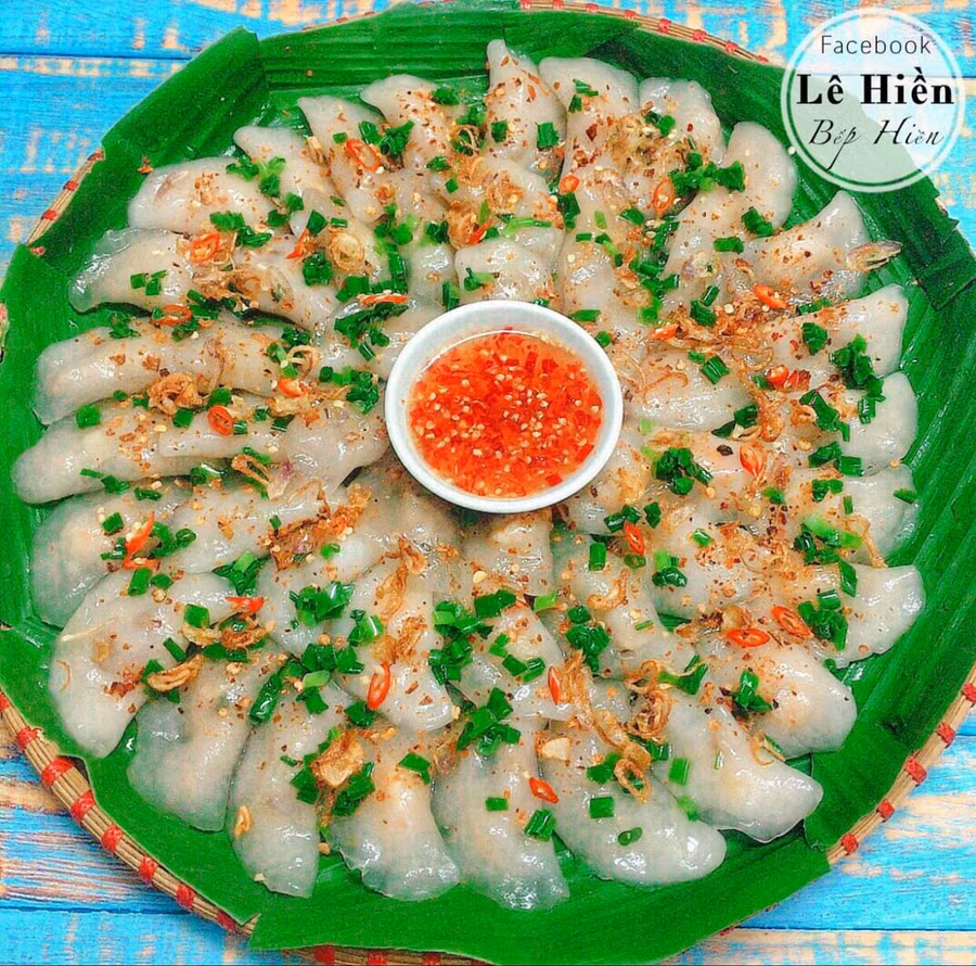  Nghỉ dịch, mẹ đảm trổ tài làm bánh bột lọc, cả nhà gắp không ngừng đũa