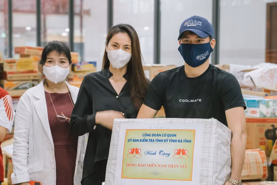 Vợ chồng ca sĩ Thủy Tiên – danh thủ Công Vinh tiếp nhận 100 tấn thực phẩm của Hà Tĩnh gửi TP.HCM tại ĐH Quốc tế Hồng Bàng để phân phát cho người dân.
