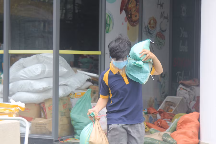 Sinh Viên Đặng Quốc Anh – SV năm nhất ngành Ngôn ngữ Anh ĐH Gia Định tham gia tình nguyện chuyển hàng cho người dân