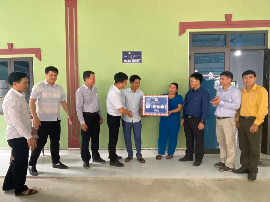 Công ty Thủy điện Bản Vẽ trao nhà Đại đoàn kết cho gia đình anh Lương Văn Mằn tại bản Vẽ, xã Yên Na, huyện Tương Dương.