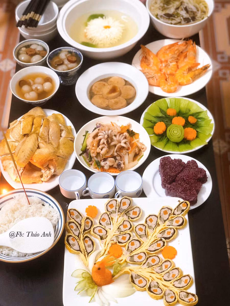 Chả Phượng, canh hoa cúc nghìn cánh, đậu hũ kho xì dầu, thịt gà luộc, mực xào, tôm hấp, xôi nếp, rau cải chíp luộc, miến, chè long nhãn hạt sen.