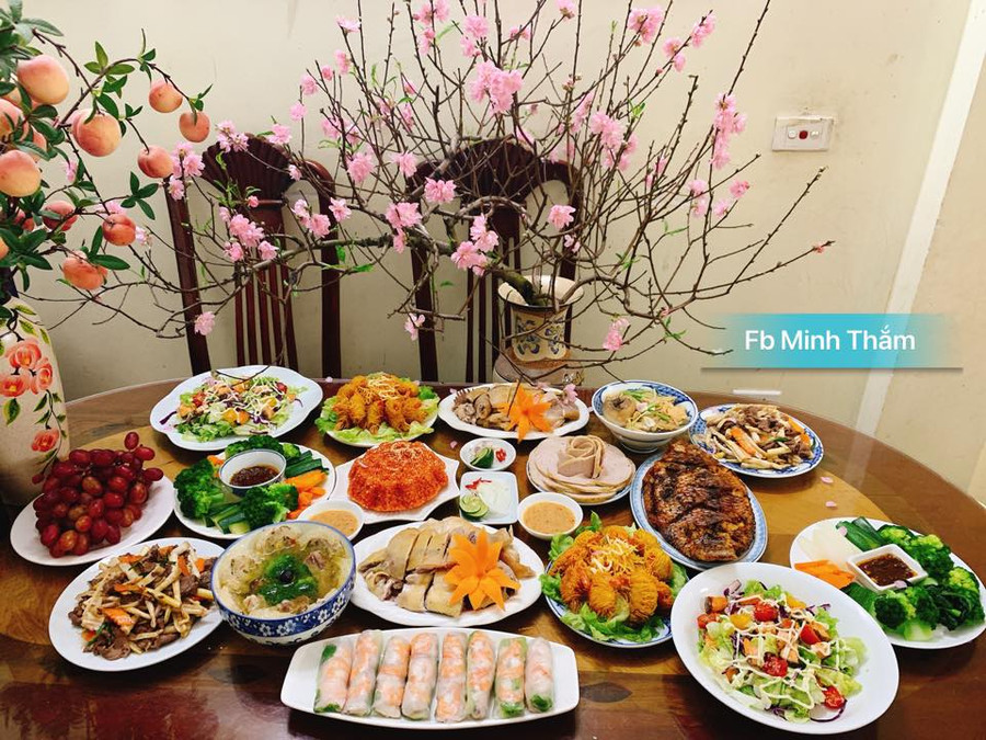 Gà đồi luộc,cá diêu hồng nướng kiểu Tây Bắc, tôm chiên hoàng bào, măng trúc xào bò, gỏi cuốn tôm thịt, salat cá hồi, canh măng móng giò, canh nóng thả cuốn ngũ sắc, rau củ luộc chấm kho quẹt, xôi và giò lụa.