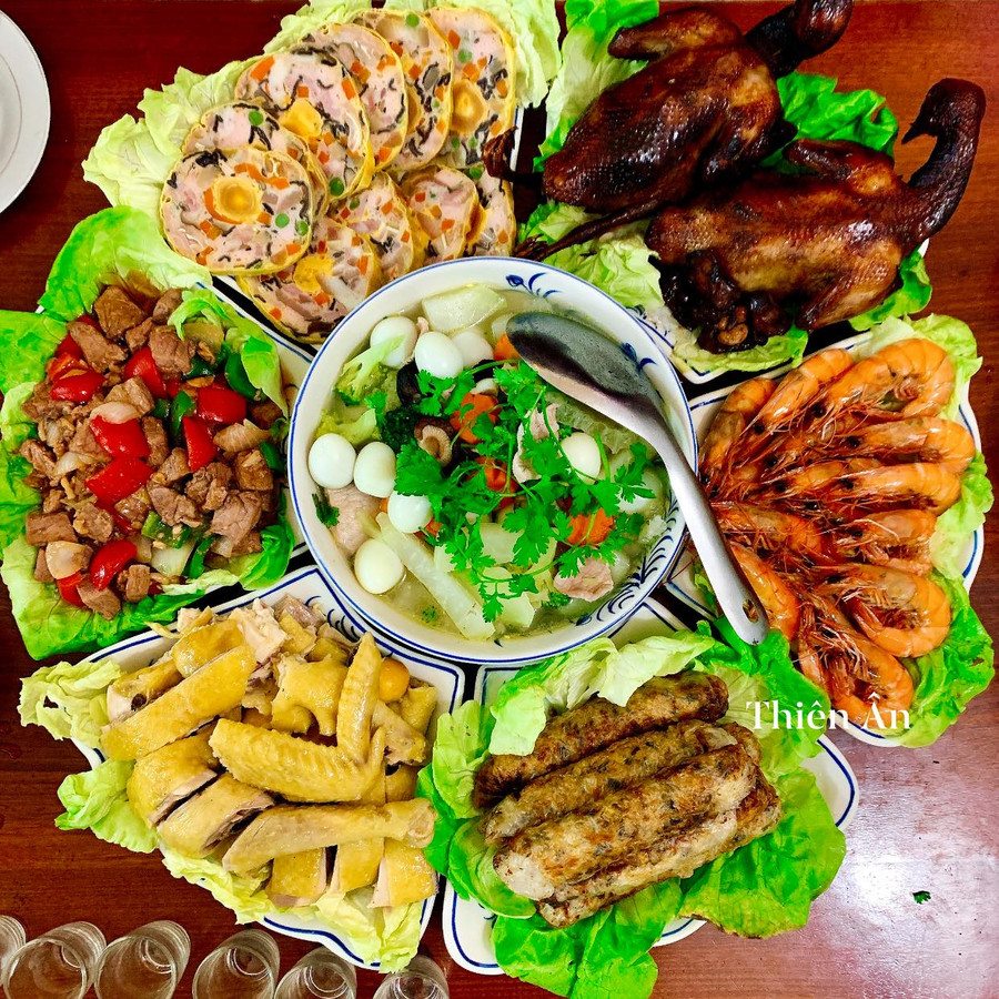 Chim câu quay, tôm rim mặn ngọt, nem rán, gà luộc, bò xào lúc lắc, giò ngũ sắc, canh bóng thả thập cẩm.