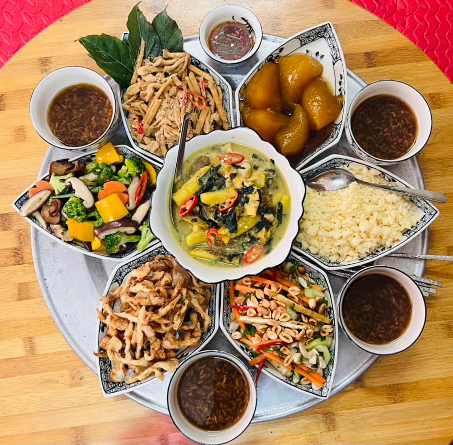 Nộm nấm đùi gà, dưa chuột chua ngọt, nấm mỡ chiên giòn, nấm hương xào súp lơ ngũ sắc, nấm mỡ trộn thính, bánh gio ngâm mật, xôi vò, canh chuối đậu, chè.