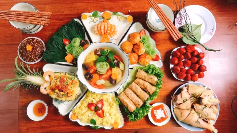 Gà luộc, nem rán, bánh bao chiên, tôm xếp đèn lồng, rau cải thìa xào, cơm rang thập cẩm quả dứa, xôi vò, chè kho.
