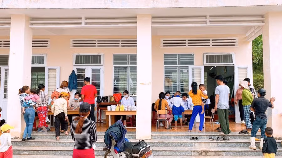 Ngành Y tế khám, cấp phát thuốc cho người dân thôn Tang tại điểm trường Tiểu học.
