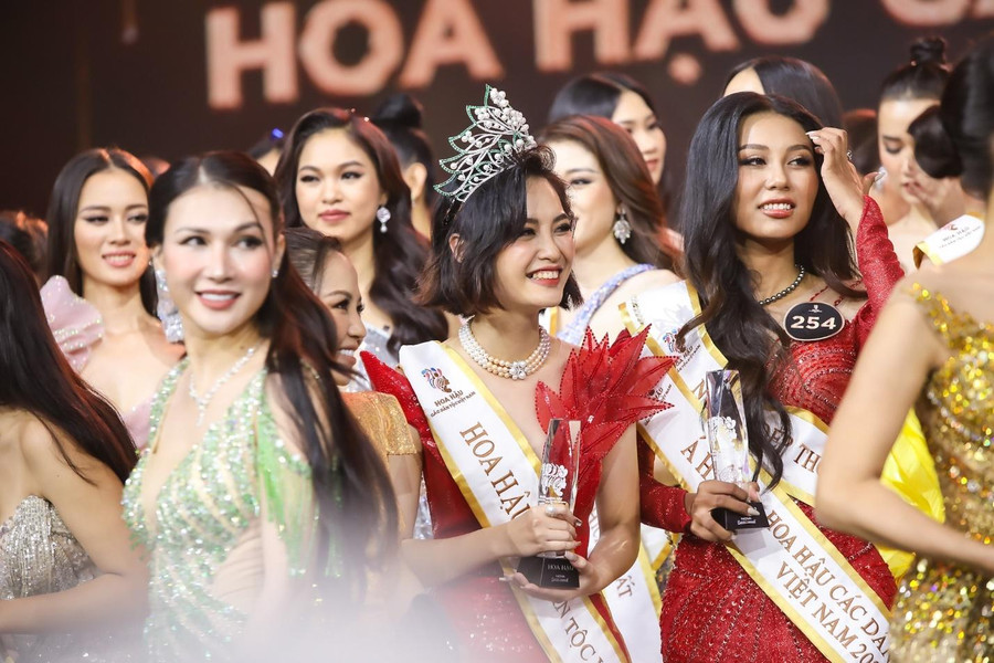 Người đẹp Nông Thúy Hằng có khả năng ngoại ngữ tốt, là gương mặt quen thuộc của các cuộc thi Hoa hậu Người đẹp Nông Thúy Hằng có khả năng ngoại ngữ tốt, là gương mặt quen thuộc của các cuộc thi Hoa hậu