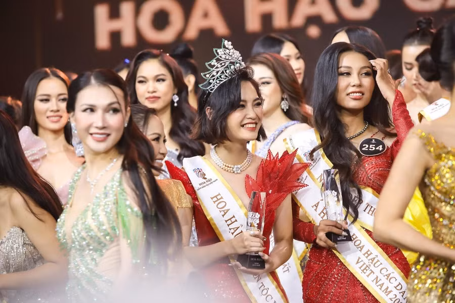 Người đẹp Nông Thúy Hằng có khả năng ngoại ngữ tốt, là gương mặt quen thuộc của các cuộc thi Hoa hậu