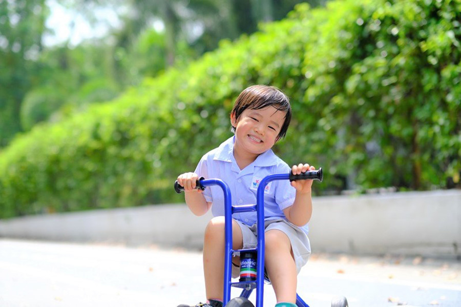 Thay vì xấu hổ với đứa con hướng nội, hãy rèn luyện sự đồng cảm. (Ảnh: ITN).