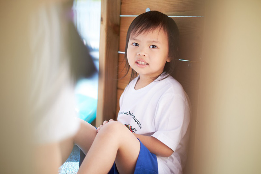 Việc ép buộc con hòa đồng hơn có thể khiến con bị hạn chế theo nhiều cách. (Ảnh: ITN)