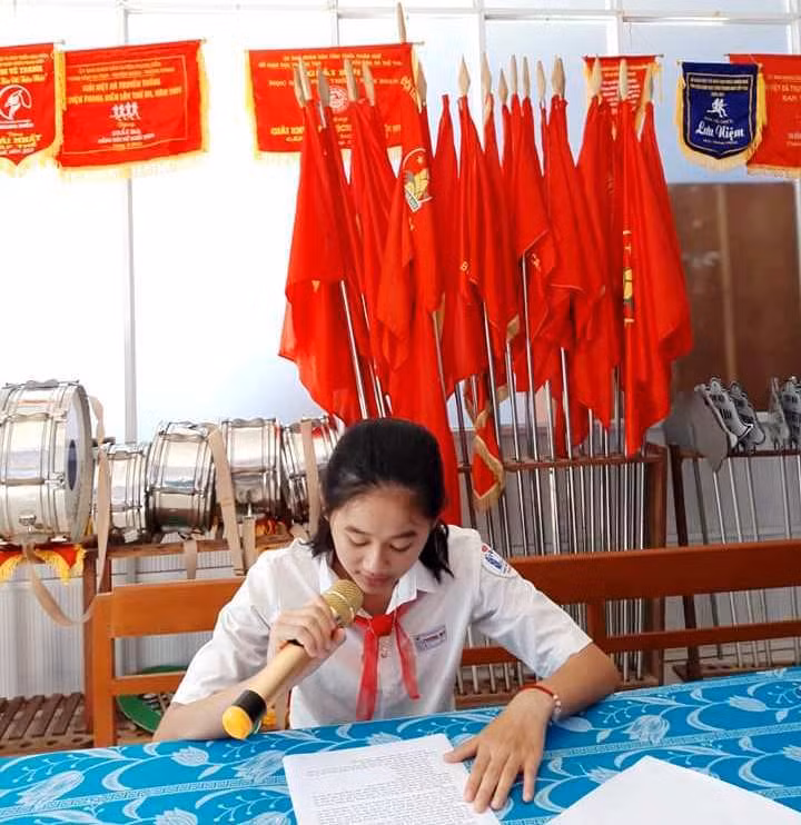 Phát thanh viên măng non đang thực hiện chương trình.