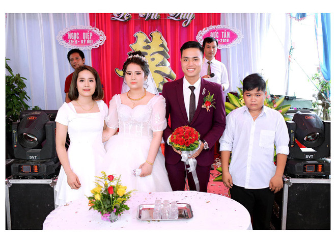 Cậu em hờn cả thế giới chị gái sắp về nhà chồng.