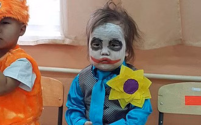 Biểu cảm "có những ngày mệt đến chẳng muốn cười mà vẫn bị mẹ lôi ra hóa trang Joker" hot nhất hôm nay.