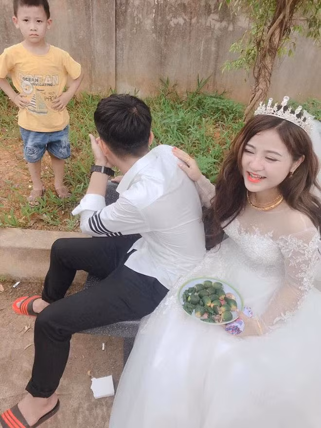 Bình thường ở nhà thì cãi nhau chí chóe nhưng đến khi chị gái đi lấy chồng, nam thanh niên lại khóc như mưa.