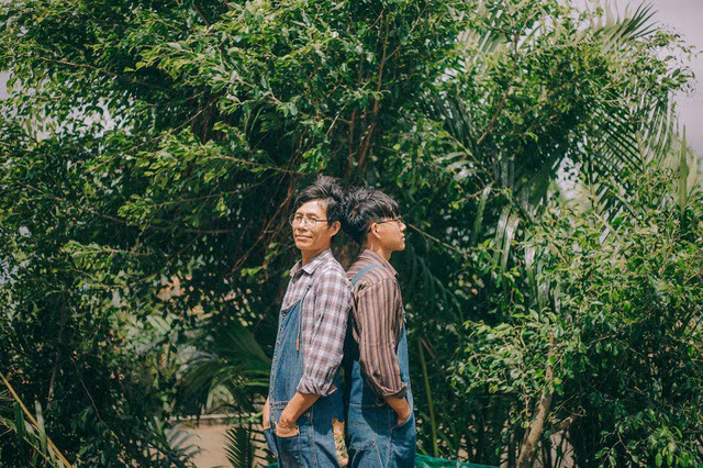 “Ba Bình lúc xưa hay khó tính lắm nhưng thời gian Bình đi học xa nhà thì ba dễ chịu hơn rồi, tính ba dễ hòa đồng cũng rất dễ thương nên hay chọc ghẹo mẹ. Nhiều khi ba còn chơi mấy trò trẻ con hay chơi”, Bình kể về ba.