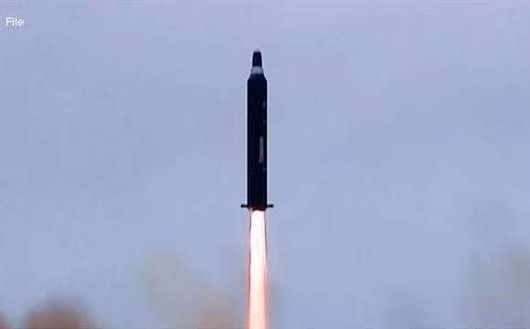 Căng thẳng hạt nhân leo thang trên bán đảo Liên Triều, càng khiến người Hàn lo sợ và đổ tiền mua sắm đồ phòng chống hạt nhân. Ảnh: CBN.com Căng thẳng hạt nhân leo thang trên bán đảo Liên Triều, càng khiến người Hàn lo sợ và đổ tiền mua sắm đồ phòng chống hạt nhân. Ảnh: CBN.com