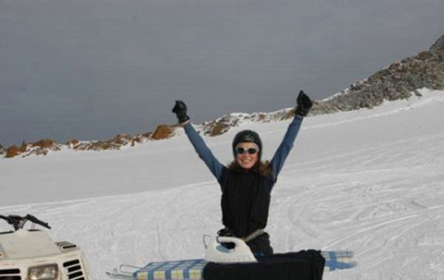 Giữa nơi giá lạnh thế này thì cần lằm một chiếc áo ấm. Giữa nơi giá lạnh thế này thì cần lằm một chiếc áo ấm.