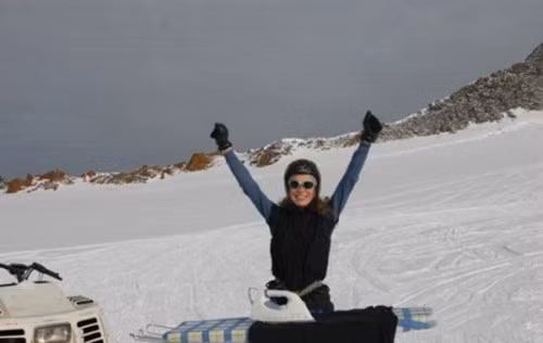 Giữa nơi giá lạnh thế này thì cần lằm một chiếc áo ấm.