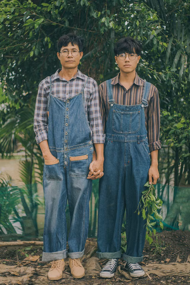 “Mọi công việc ba Bình gánh vác được ba sẽ tự làm hết. Bình đi học xa nhà từ lớp 1 nên là ít gần gũi gia đình nhiều, cũng lại là ba dạy cách tôn trọng, đạo đức và biết thương yêu người khác”, chàng nhiếp ảnh trẻ tự hào kể.