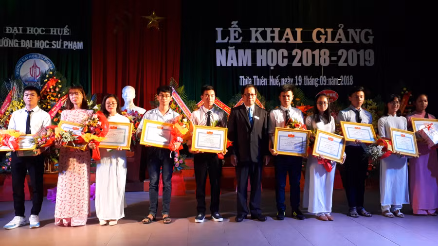  PGS.TS Lê Anh Phương – Hiệu trưởng Trường ĐHSP Huế tặng giấy khen cho các tân sinh viên là thủ khoa ngành
