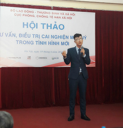 Nguyễn Hoàng Điệp chia sẻ về phương pháp "Đào tạo tinh thần" giúp cai nghiện ma túy trong hội thảo ở Hà Nội giữa tháng 6 vừa qua. Ảnh:NVCC. Nguyễn Hoàng Điệp chia sẻ về phương pháp Đào tạo tinh thần giúp cai nghiện ma túy trong hội thảo ở Hà Nội giữa tháng 8 vừa qua. Ảnh: NVCC.
