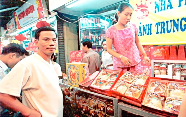 Quầy bánh Trung thu được sản xuất trong nước được khách hàng ưa chuộng