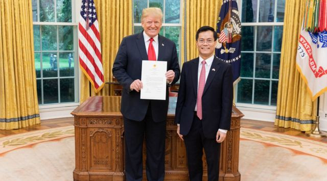 Tổng thống Mỹ Donald Trump tiếp nhận Quốc thư của Chủ tịch nước Trần Đại Quang do Đại sứ Hà Kim Ngọc trình lên