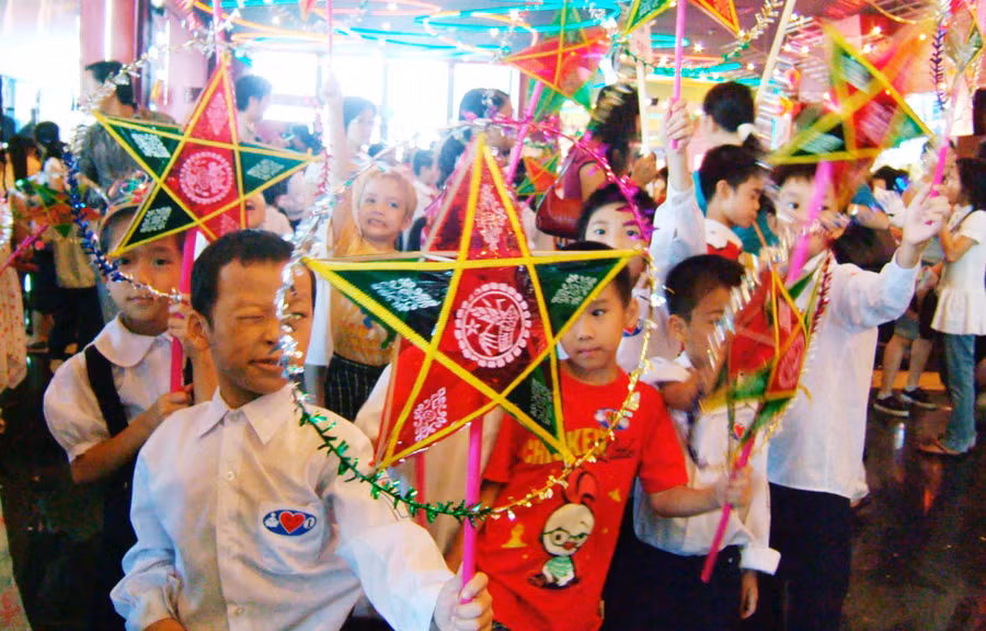 Vui rước đèn trong đêm trăng rằm