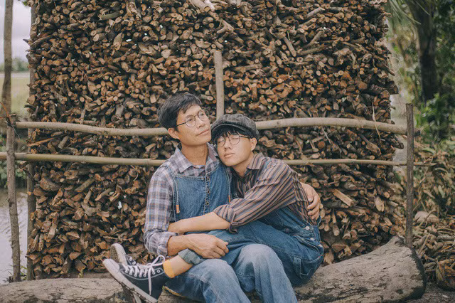 “Từ nhỏ tới giờ Bình chưa chụp với ba Bình lần nào nên chụp với ba mình vui lắm. Lần đầu chụp ảnh rất cảm xúc và cũng có phần hơi lo vì chụp với ba, biết tính ba dễ thương.