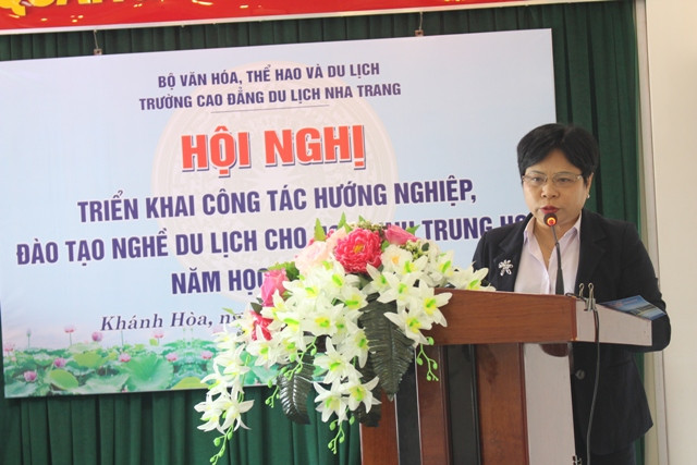 Hiệu trưởng trường Cao đẳng du lịch Nguyễn Thị Thúy Hường phát biểu tại hội nghị.