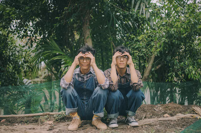 Bình cũng tâm sự thêm về trang phục đặc biệt của hai cha con, 9x cho biết đây là bộ đồ lạ nhất mà ba Bình từng khoác lên người “nên trước khi mặc chụp ảnh ba cứ xem hoài, mặc xong ba còn đi khoe với mẹ nữa”, Bình nói.