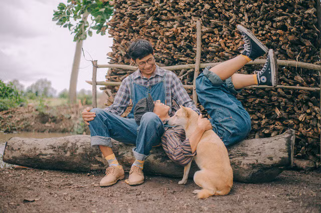 Chia sẻ về bộ ảnh “Con và Cha” lần này, Thanh Bình cho biết bản thân muốn có bộ ảnh kỉ niệm ấn tượng với ba vì chưa bao giờ Bình được chụp ảnh một cách nghiêm túc cùng ba.